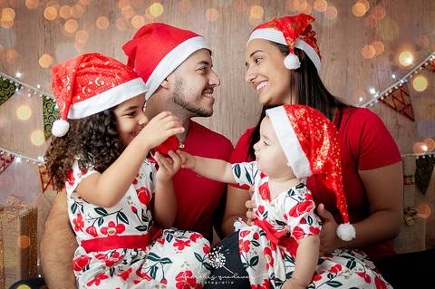 Sessão fotográfica realizada em Volta Redonda pela fotógrafa de bebês Damaris Quedevez. Ensaio fotográfico de família recheado de amor.'
