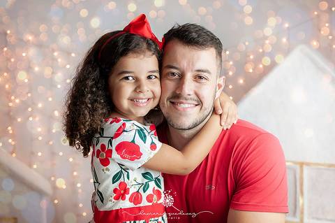 Sessão fotográfica realizada em Volta Redonda pela fotógrafa de bebês Damaris Quedevez. Ensaio fotográfico de família recheado de amor.'