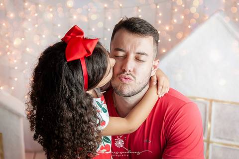 Sessão fotográfica realizada em Volta Redonda pela fotógrafa de bebês Damaris Quedevez. Ensaio fotográfico de família recheado de amor.'