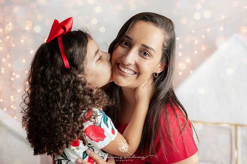 Sessão fotográfica realizada em Volta Redonda pela fotógrafa de bebês Damaris Quedevez. Ensaio fotográfico de família recheado de amor.'