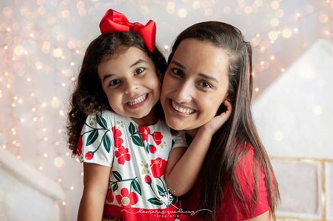 Sessão fotográfica realizada em Volta Redonda pela fotógrafa de bebês Damaris Quedevez. Ensaio fotográfico de família recheado de amor.'