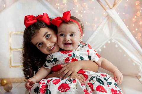 Sessão fotográfica realizada em Volta Redonda pela fotógrafa de bebês Damaris Quedevez. Ensaio fotográfico de família recheado de amor.'