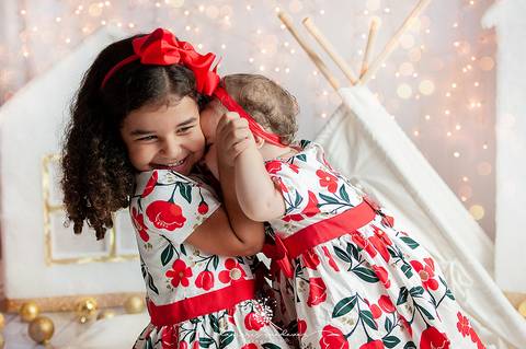 Sessão fotográfica realizada em Volta Redonda pela fotógrafa de bebês Damaris Quedevez. Ensaio fotográfico de família recheado de amor.'