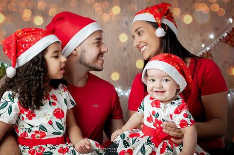 Sessão fotográfica realizada em Volta Redonda pela fotógrafa de bebês Damaris Quedevez. Ensaio fotográfico de família recheado de amor.'