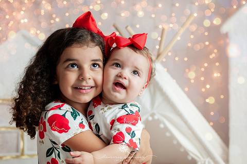 Sessão fotográfica realizada em Volta Redonda pela fotógrafa de bebês Damaris Quedevez. Ensaio fotográfico de família recheado de amor.'