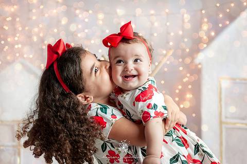 Sessão fotográfica realizada em Volta Redonda pela fotógrafa de bebês Damaris Quedevez. Ensaio fotográfico de família recheado de amor.'