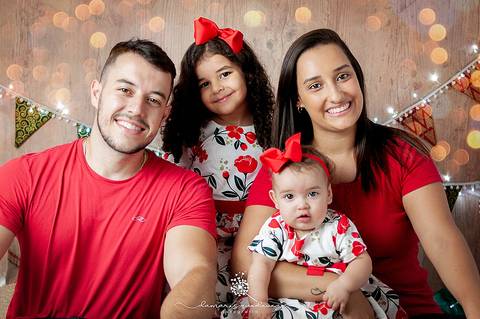 Sessão fotográfica realizada em Volta Redonda pela fotógrafa de bebês Damaris Quedevez. Ensaio fotográfico de família recheado de amor.'
