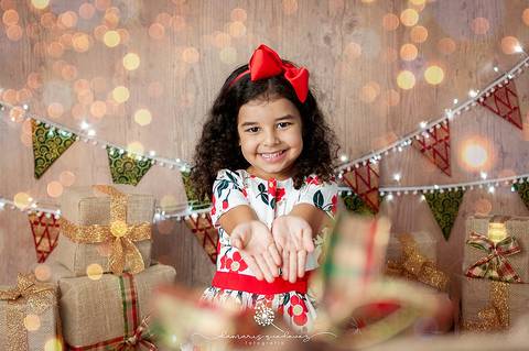 Sessão fotográfica realizada em Volta Redonda pela fotógrafa de bebês Damaris Quedevez. Ensaio fotográfico de família recheado de amor.'