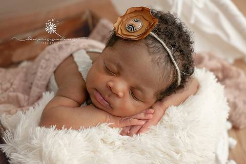 Fotógrafa de Volta Redonda e Barra Mansa realiza sessão de recém-nascido, conhecida também como newborn em seu estúdio fotográfico na Região Sul Fluminense de Rio de Janeiro.'
