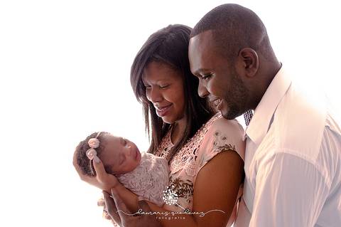 Fotógrafa de Volta Redonda e Barra Mansa realiza sessão de recém-nascido, conhecida também como newborn em seu estúdio fotográfico na Região Sul Fluminense de Rio de Janeiro.'