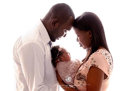 Fotógrafa de Volta Redonda e Barra Mansa realiza sessão de recém-nascido, conhecida também como newborn em seu estúdio fotográfico na Região Sul Fluminense de Rio de Janeiro.'