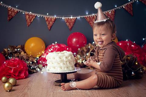 Fotógrafa de Volta Redonda e Barra Mansa realiza sessão Cake Smash de bebês de 1 ano com Bolo, conhecida também como Smash the cake em seu estúdio fotográfico na Região Sul Fluminense de Rio de Janeiro.'