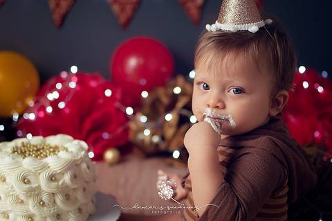 Fotógrafa de Volta Redonda e Barra Mansa realiza sessão Cake Smash de bebês de 1 ano com Bolo, conhecida também como Smash the cake em seu estúdio fotográfico na Região Sul Fluminense de Rio de Janeiro.'