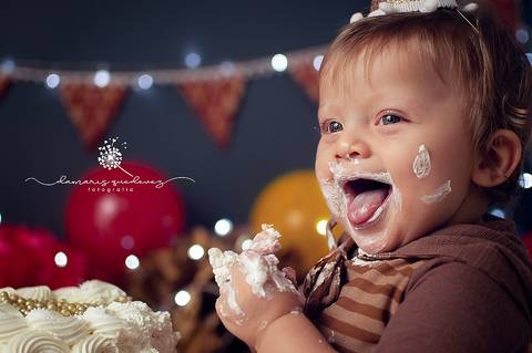 Fotógrafa de Volta Redonda e Barra Mansa realiza sessão Cake Smash de bebês de 1 ano com Bolo, conhecida também como Smash the cake em seu estúdio fotográfico na Região Sul Fluminense de Rio de Janeiro.'
