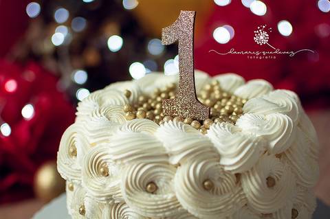 Fotógrafa de Volta Redonda e Barra Mansa realiza sessão Cake Smash de bebês de 1 ano com Bolo, conhecida também como Smash the cake em seu estúdio fotográfico na Região Sul Fluminense de Rio de Janeiro.'