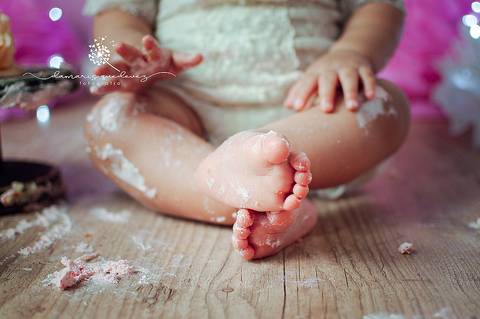 Fotógrafa de Volta Redonda e Barra Mansa realiza sessão Cake Smash de bebês de 1 ano com Bolo, conhecida também como Smash the cake em seu estúdio fotográfico na Região Sul Fluminense de Rio de Janeiro.'