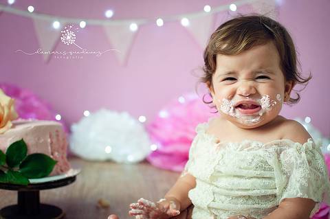 Fotógrafa de Volta Redonda e Barra Mansa realiza sessão Cake Smash de bebês de 1 ano com Bolo, conhecida também como Smash the cake em seu estúdio fotográfico na Região Sul Fluminense de Rio de Janeiro.'