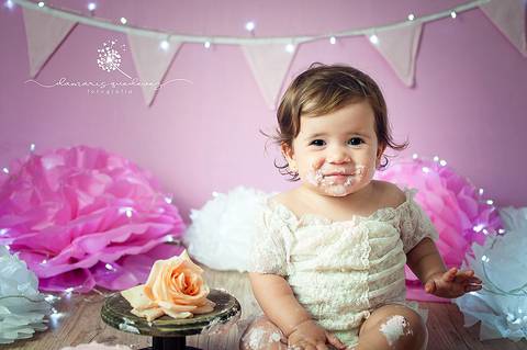 Fotógrafa de Volta Redonda e Barra Mansa realiza sessão Cake Smash de bebês de 1 ano com Bolo, conhecida também como Smash the cake em seu estúdio fotográfico na Região Sul Fluminense de Rio de Janeiro.'