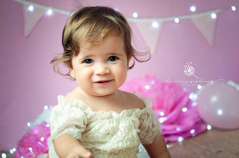 Fotógrafa de Volta Redonda e Barra Mansa realiza sessão Cake Smash de bebês de 1 ano com Bolo, conhecida também como Smash the cake em seu estúdio fotográfico na Região Sul Fluminense de Rio de Janeiro.'