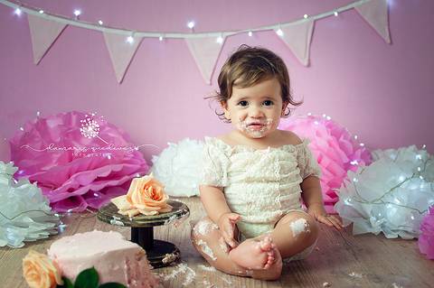 Fotógrafa de Volta Redonda e Barra Mansa realiza sessão Cake Smash de bebês de 1 ano com Bolo, conhecida também como Smash the cake em seu estúdio fotográfico na Região Sul Fluminense de Rio de Janeiro.'