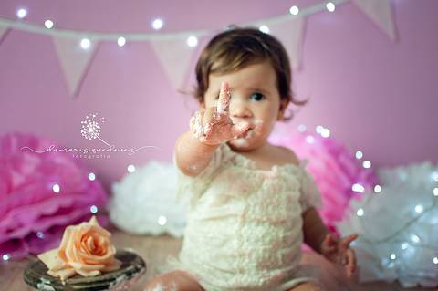 Fotógrafa de Volta Redonda e Barra Mansa realiza sessão Cake Smash de bebês de 1 ano com Bolo, conhecida também como Smash the cake em seu estúdio fotográfico na Região Sul Fluminense de Rio de Janeiro.'