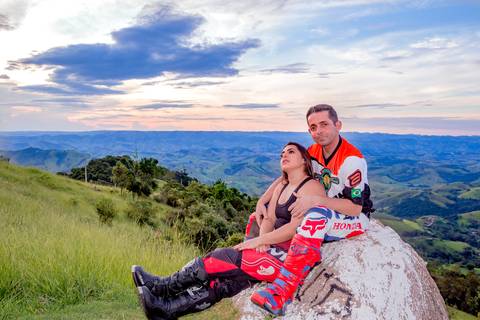 ensaio pré-casamento com moto nas montanhas'