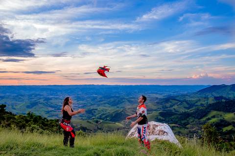 ensaio pré-casamento com moto nas montanhas'
