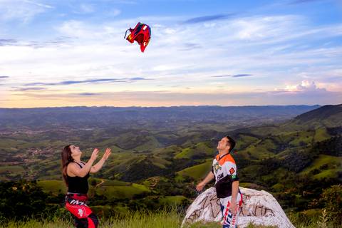 ensaio pré-casamento com moto nas montanhas'