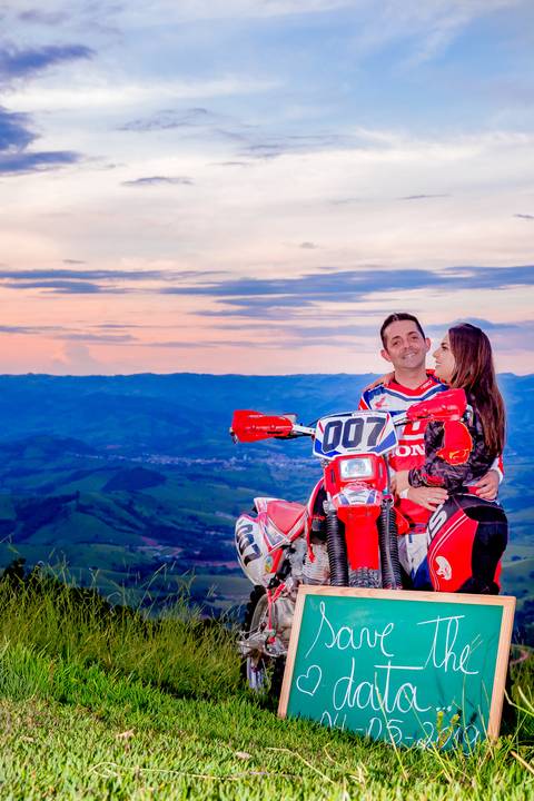 ensaio pré-casamento com moto nas montanhas'