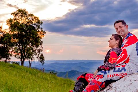 ensaio pré-casamento com moto nas montanhas'