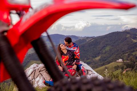 ensaio pré-casamento com moto nas montanhas'