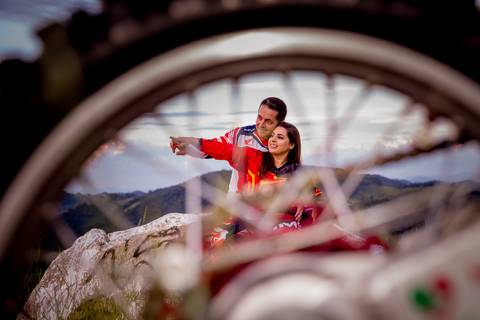 ensaio pré-casamento com moto nas montanhas'