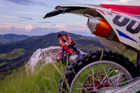 ensaio pré-casamento com moto nas montanhas'