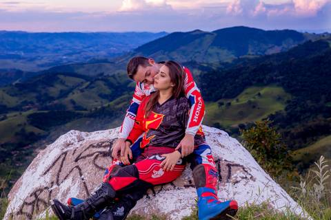 ensaio pré-casamento com moto nas montanhas'