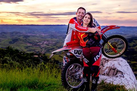 ensaio pré-casamento com moto nas montanhas'