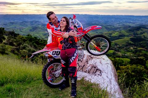 ensaio pré-casamento com moto nas montanhas'