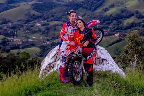 ensaio pré-casamento com moto nas montanhas'