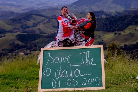 ensaio pré-casamento com moto nas montanhas'