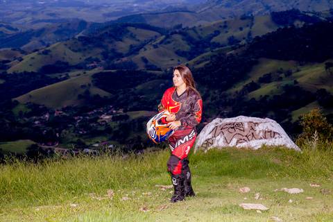 ensaio pré-casamento com moto nas montanhas'
