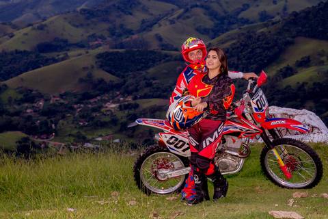 ensaio pré-casamento com moto nas montanhas'