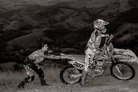 ensaio pré-casamento com moto nas montanhas'