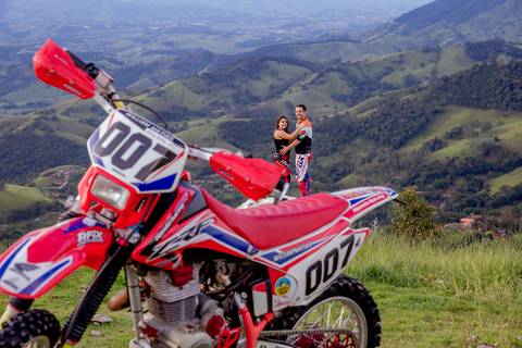 ensaio pré-casamento com moto nas montanhas'