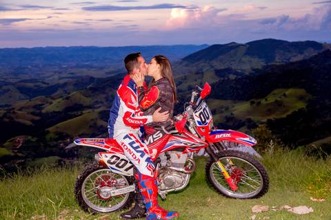 ensaio pré-casamento com moto nas montanhas'
