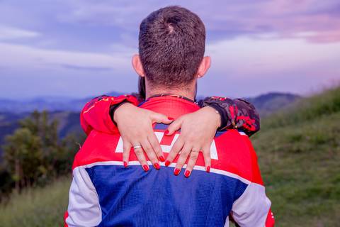 ensaio pré-casamento com moto nas montanhas'