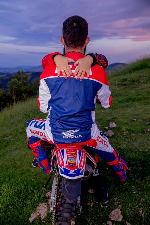 ensaio pré-casamento com moto nas montanhas'