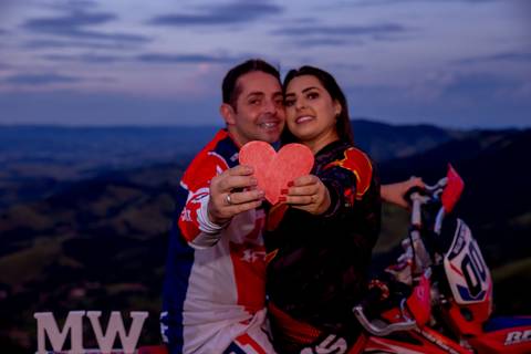 ensaio pré-casamento com moto nas montanhas'