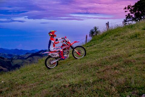 ensaio pré-casamento com moto nas montanhas'