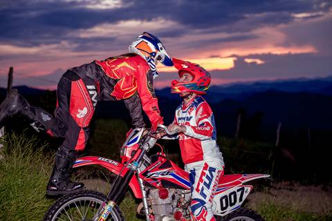 ensaio pré-casamento com moto nas montanhas'