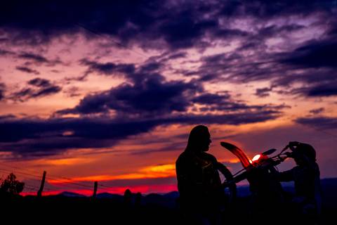 ensaio pré-casamento com moto nas montanhas'