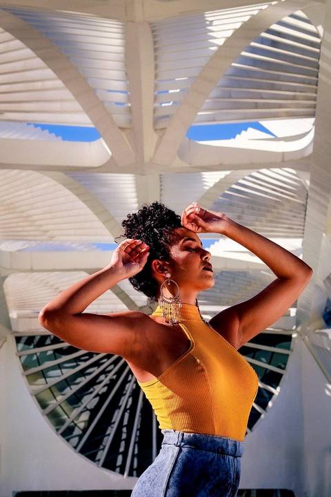 Lindas fotos da Lenice em um ensaio fotográfico urbano no centro do Rio.'